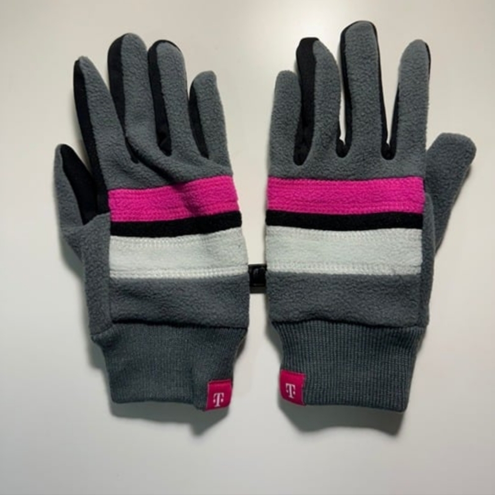 New In Package Tmobile Black Pink Logo Touch Screen Gloves Size S/M Small Medium